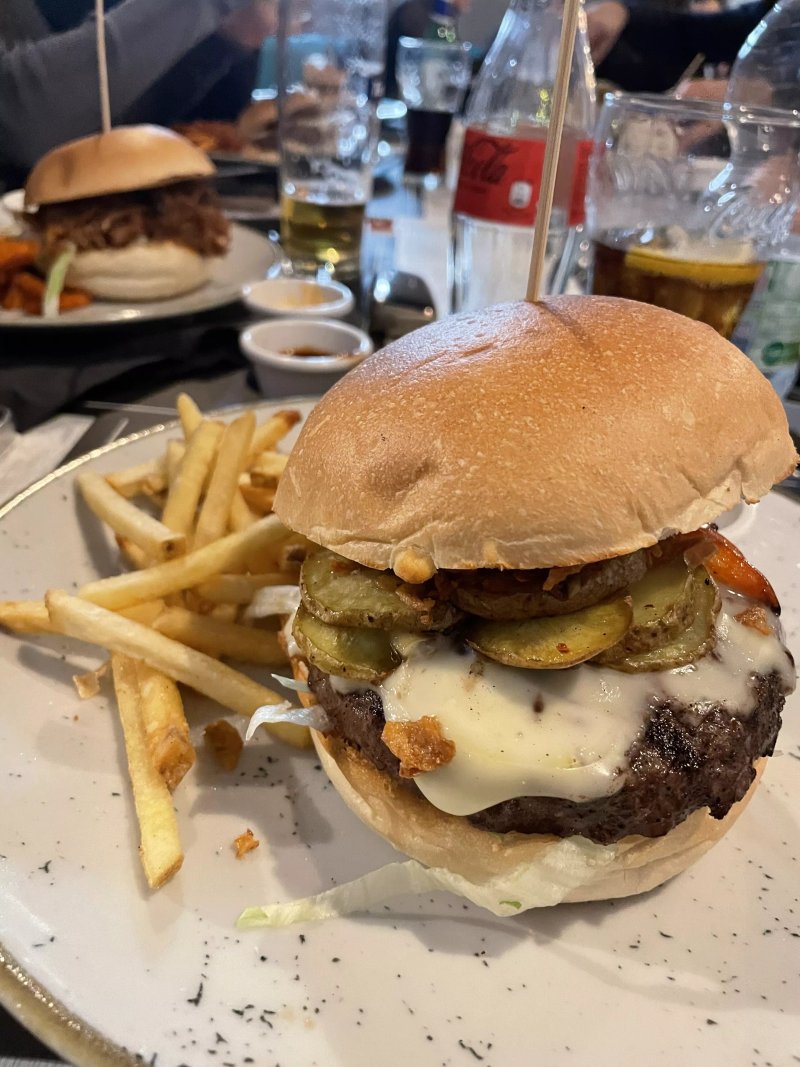 LIFE Restaurant pub