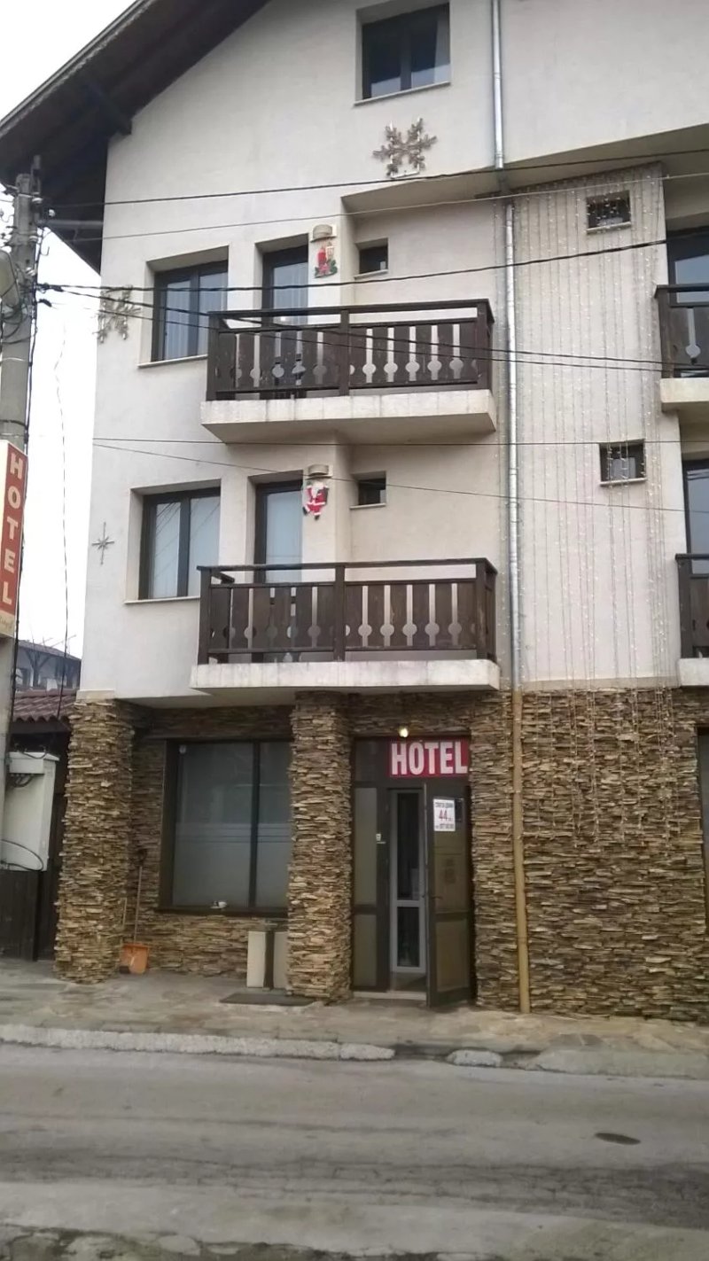 Riskyoff Hotel
