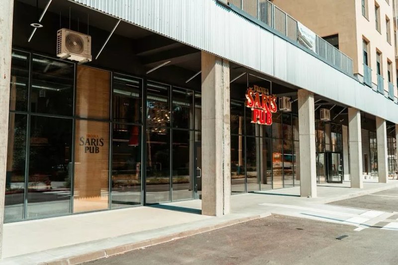 Trojka Saris Pub