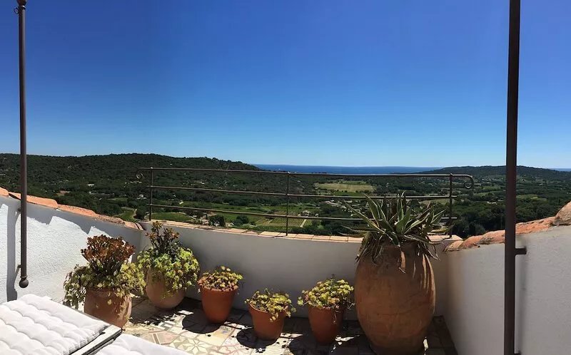 VILLAGE HOUSE WITH TERRACE AND SEA