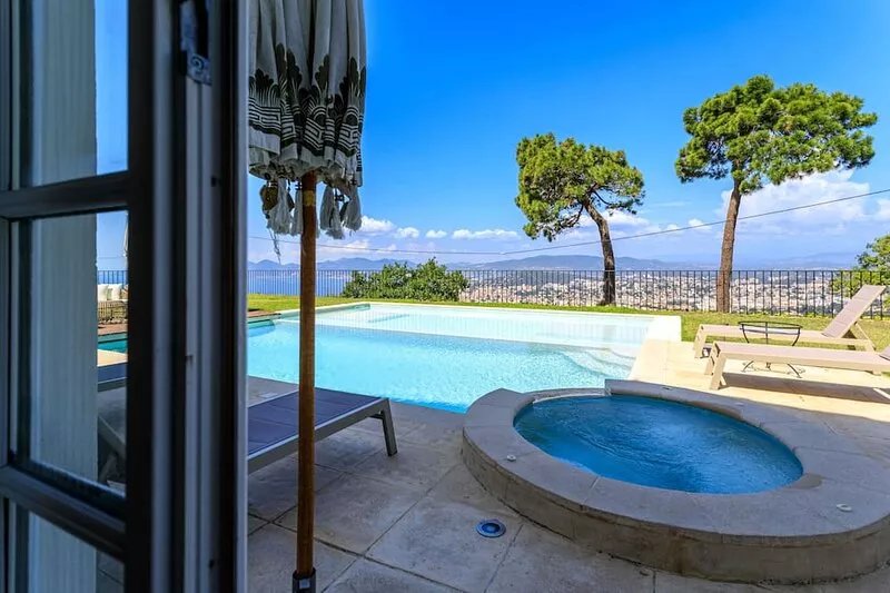 Comfortable villa on the heights of Cannes, double pool, incredible sea view