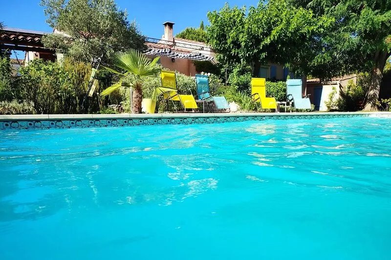 House with private pool and green garden at the foot of the Luberon