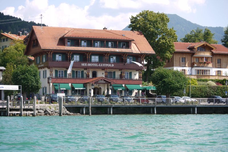 Lakeside Bar & Restaurant