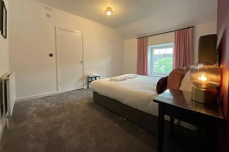 Large 4 double bedroomed townhouse in central