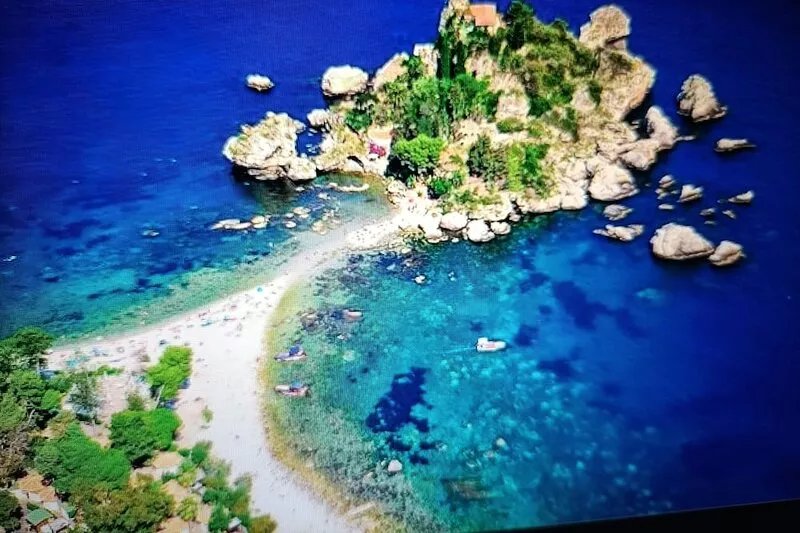 Villa Lunasol-Taormina-countryside-pool- amazing garden-Etna view-10/12 pax