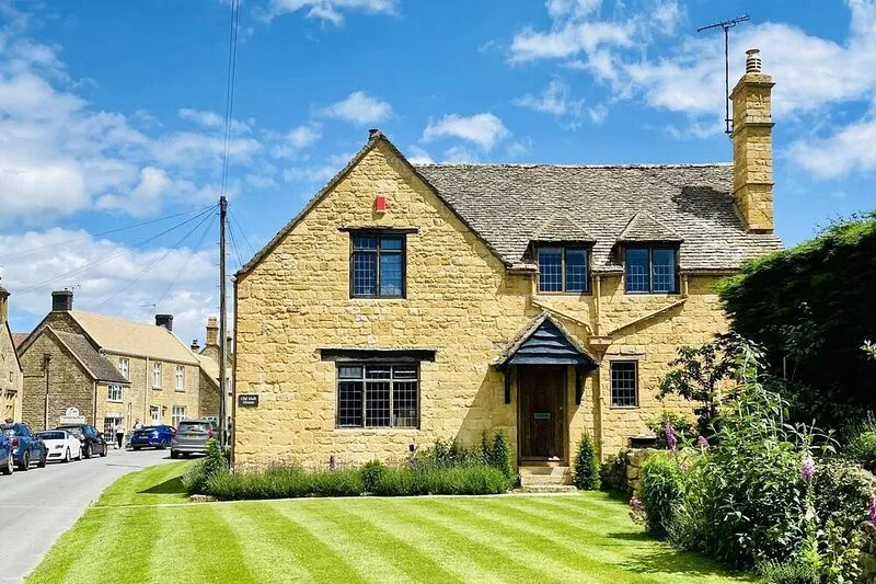 Newly renovated traditional Cotswold house with hot tub and sauna