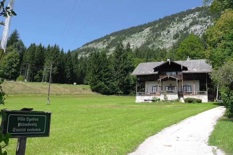 Cozy, attractive, authentic villa, on foot of the mountain with view on lake