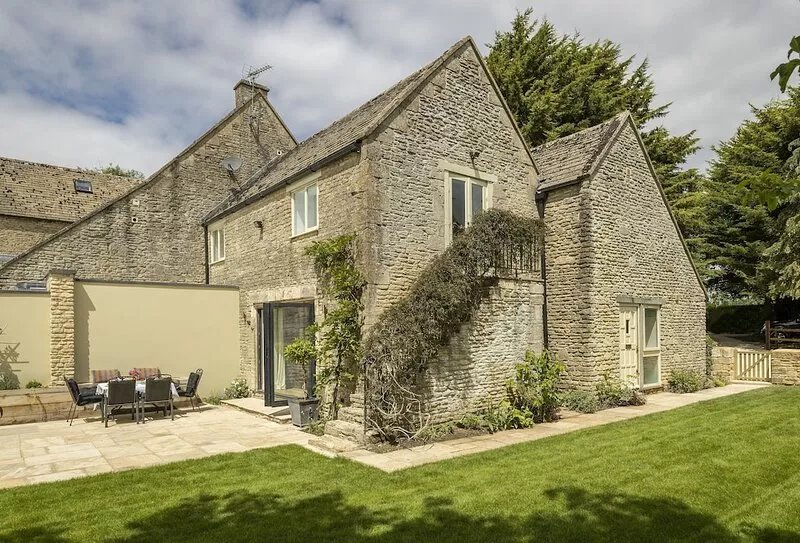 Located at the end of a private, tree lined drive, Cats Abbey Cottage a