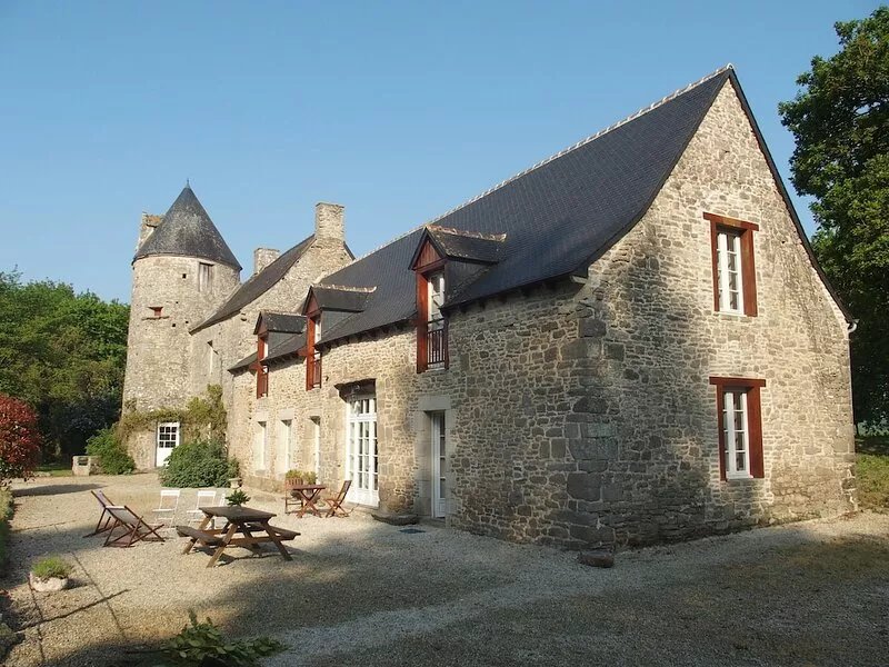 Charming 17th century manor for 8 people completely renovated a few km from