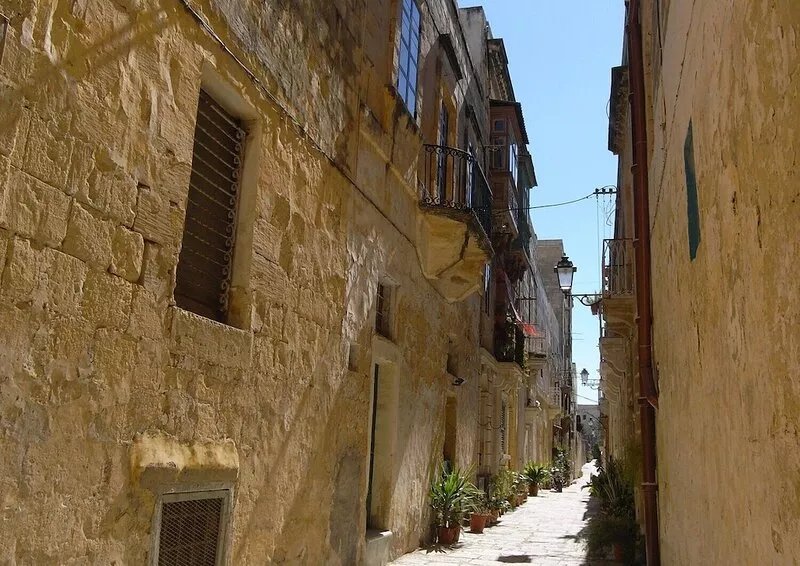 Nostalgic Knights of Malta Character Home in the Three Cities, opposite Valletta
