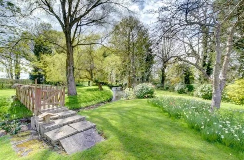 Wonderful 1 bedroom cottage near Port Lympne Wild Animal Park and Canterbury