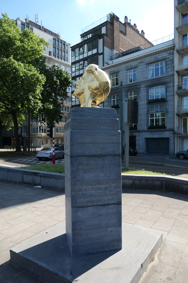 Plaque et Stele en Hommage a Jean de Selys Longchamps