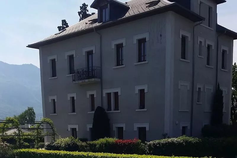 3-star-rated T3 with 250 m2 garden and large 15m swimming pool.