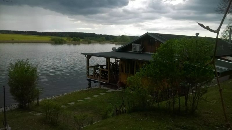 Chaloupka u vody