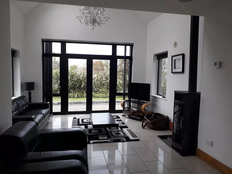 Stunning House 5 min walk from Omey strand - sleeps 8 guests  in 4 bedrooms