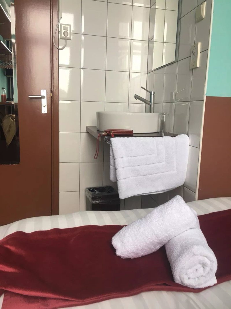 Hotel room11