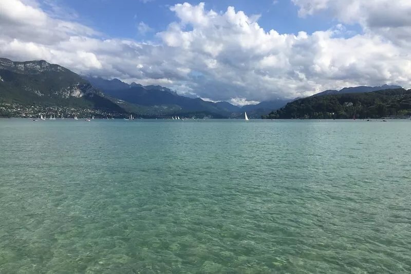 Nature and serenity between lake and mountain