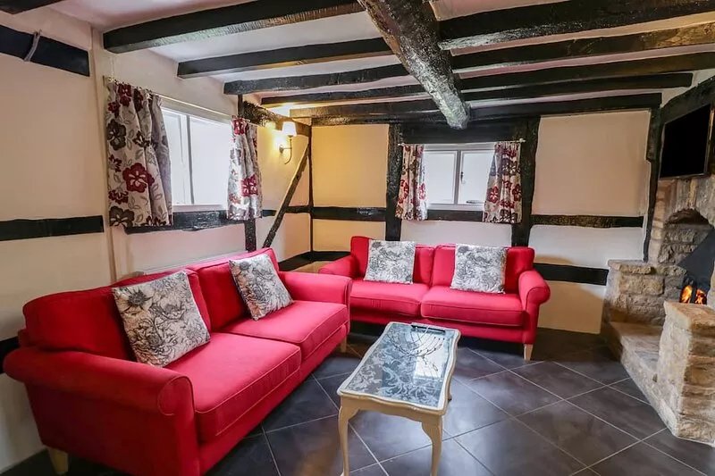 ROSE COTTAGE, family friendly, with a garden in Upton Upon Severn