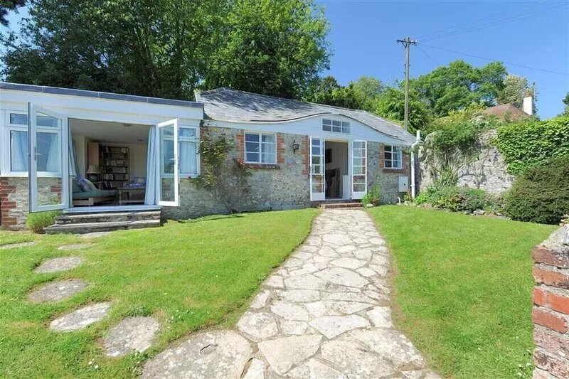 PENNY PLOT COTTAGE, pet friendly, with a garden in Lyme Regis