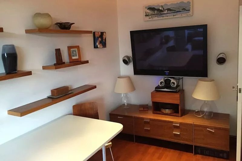 Stunning self contained 1 bedroom flat in the heart of Putney.
