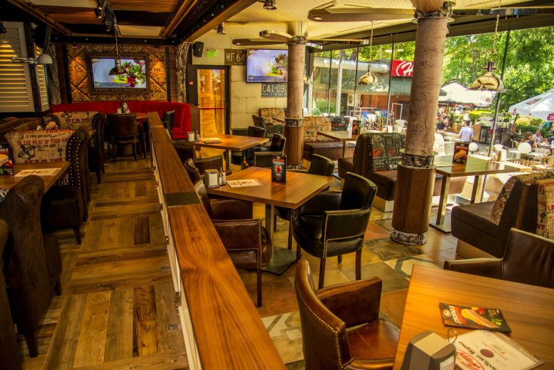 Happy Bar & Grill