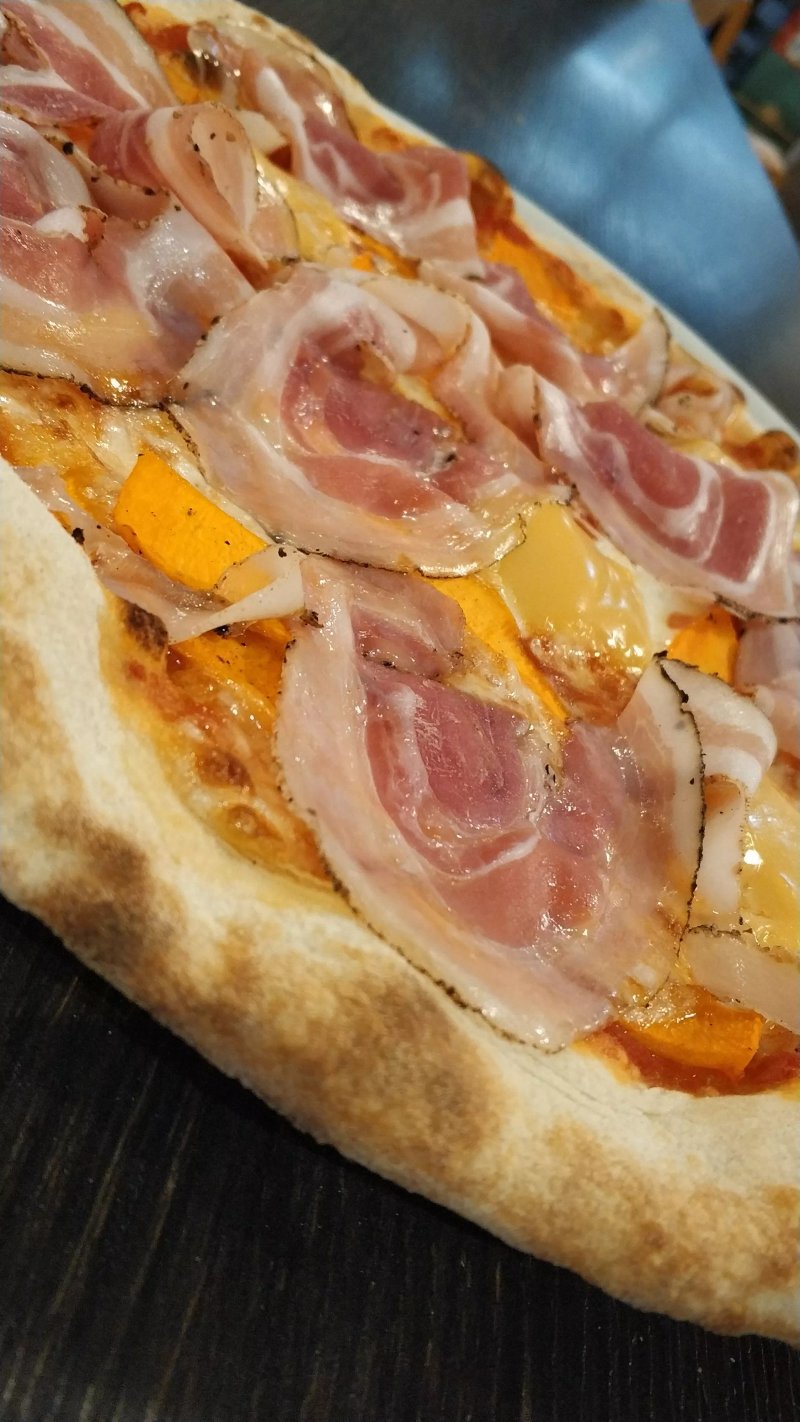 Pizzeria "Tanta Roba"