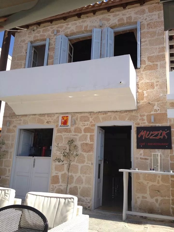Muzik Cafe - Bar Restaurant