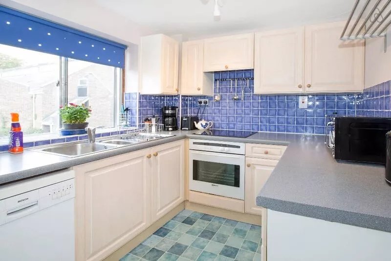 Bright, modern Oxford apartment with parking - minutes from bars and restaurants