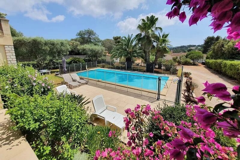 Villa with private pool, quiet in enclosed planted lot