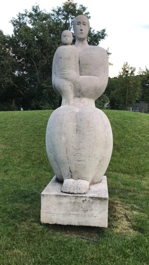 Socha Matka S Dietatom