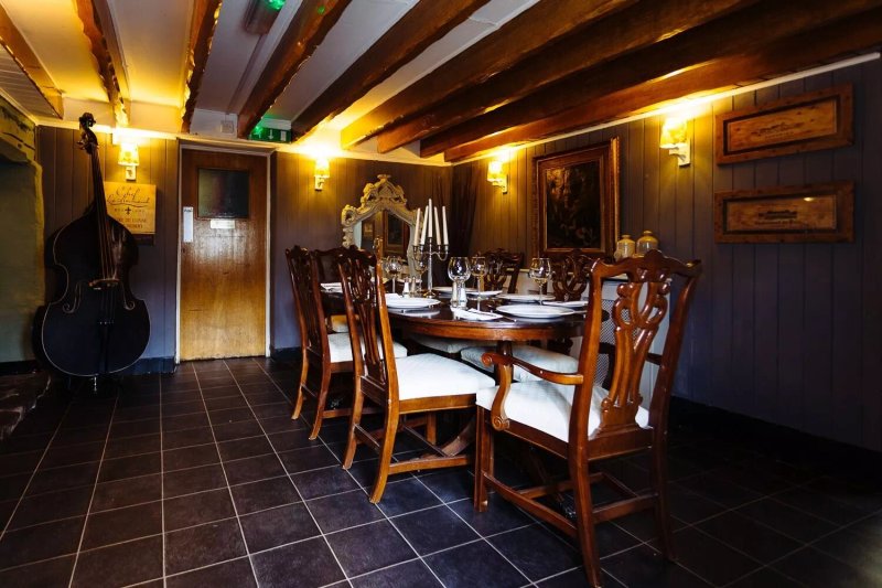 The Greyhound (Botcheston)
