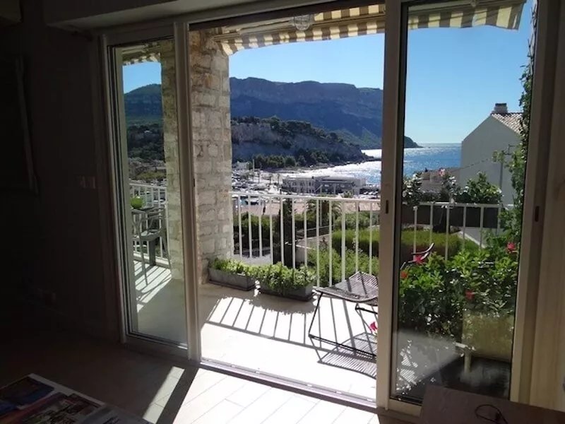 South facing apartment, sea view, near beach / center, terrace, aircon, parking