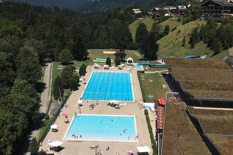 Luxury Apartment Sleeps 6. 350 m to ski lifts & town. Great views, Highly rated.
