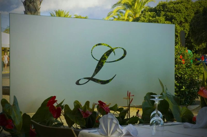 Leeno's Bar & Restaurant