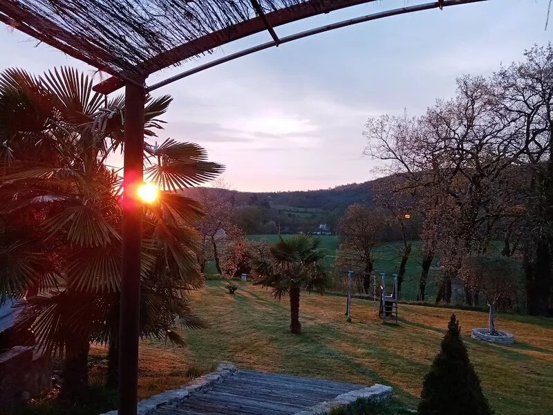 House for 7 people, its terrace and swimming pool are waiting for you.