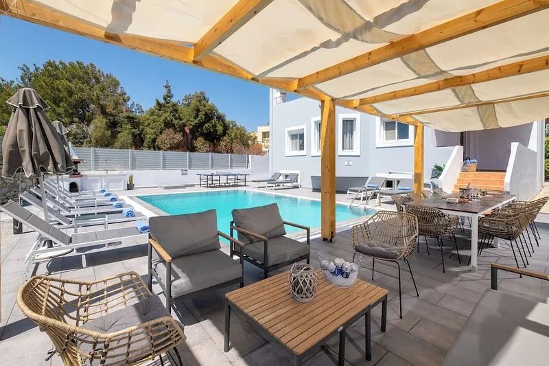 Villa Bella, 5 bedrooms with Private Pool, Hot Tub, Games Room near to beach