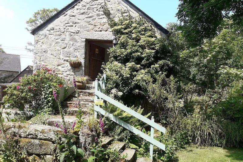 Stylish B & B studio with parking 3 miles from St Ives