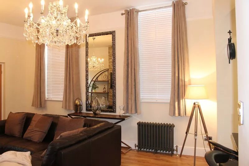 Fab Townhouse Within Bar Walls, short Walk to River & City. Parking for 2 cars.