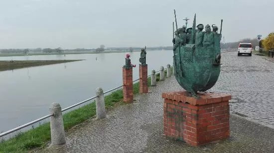 Flotistin und Bassistskulptur
