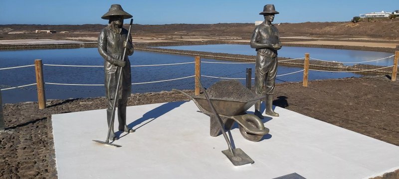 Estatua De Los Salineros Y Salineras De Janubio