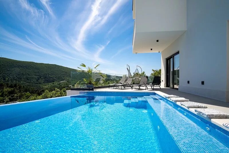 NEW! Villa Top Hill,heated pool,Jacuzzi,Sauna,5 en-suite bedrooms,Media room