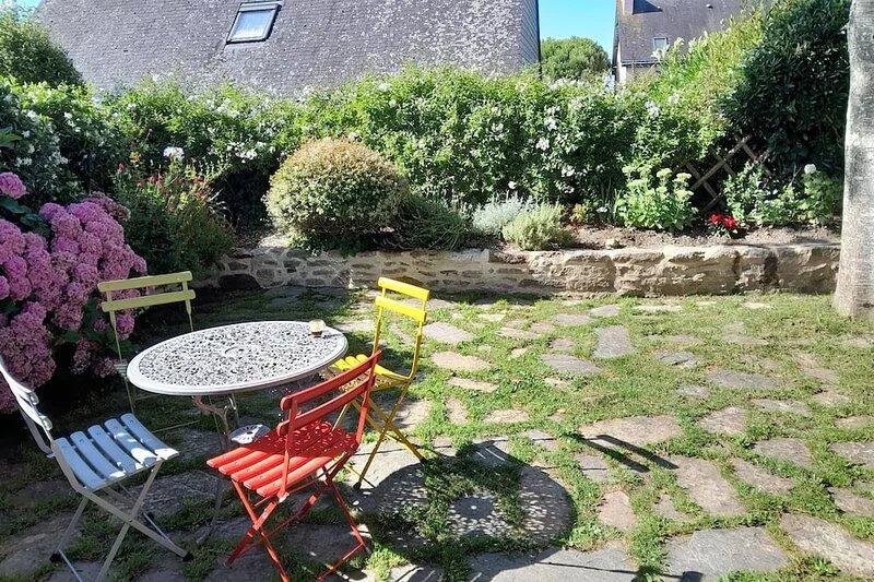 Charming house, family, 50 meters from the port and the beach
