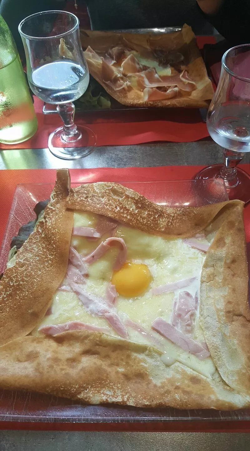 LA COUR PAVEE