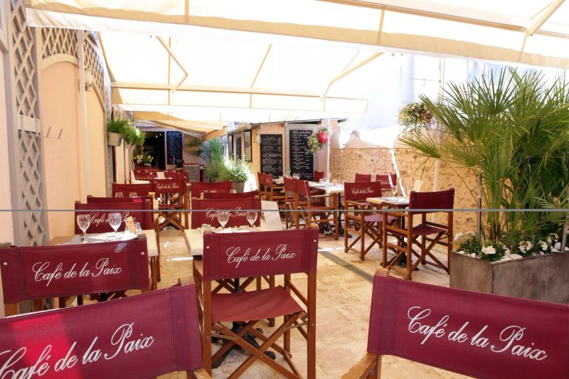 Le Cafe De La Paix