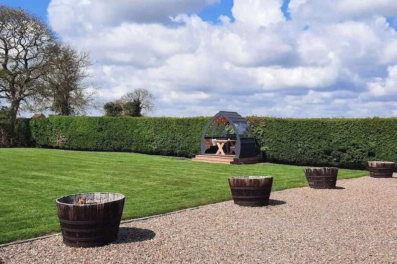 Plough Cottage has a peaceful, countryside location and a country pub within