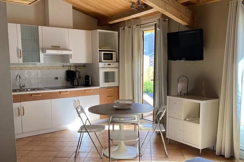 Nice air-conditioned apartment, heart of the village, 2nd floor