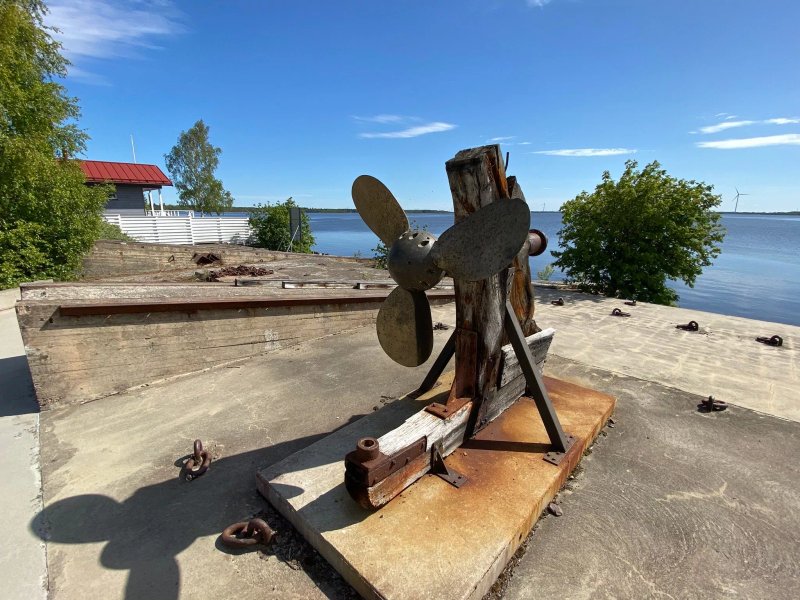 Eikanpuisto ja Reposaaren konepajan muistomerkki