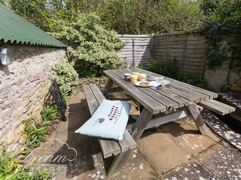 THE OLD READING ROOM, pet friendly, with open fire in Langton Herring