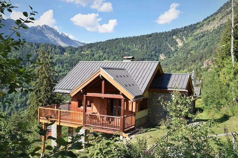 Chalet at the foot of the slopes with mountain view.