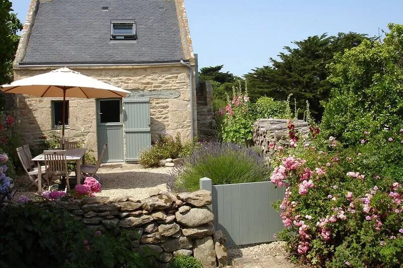 Saint Pierre Quiberon: The countryside by the sea. Small stone country house.